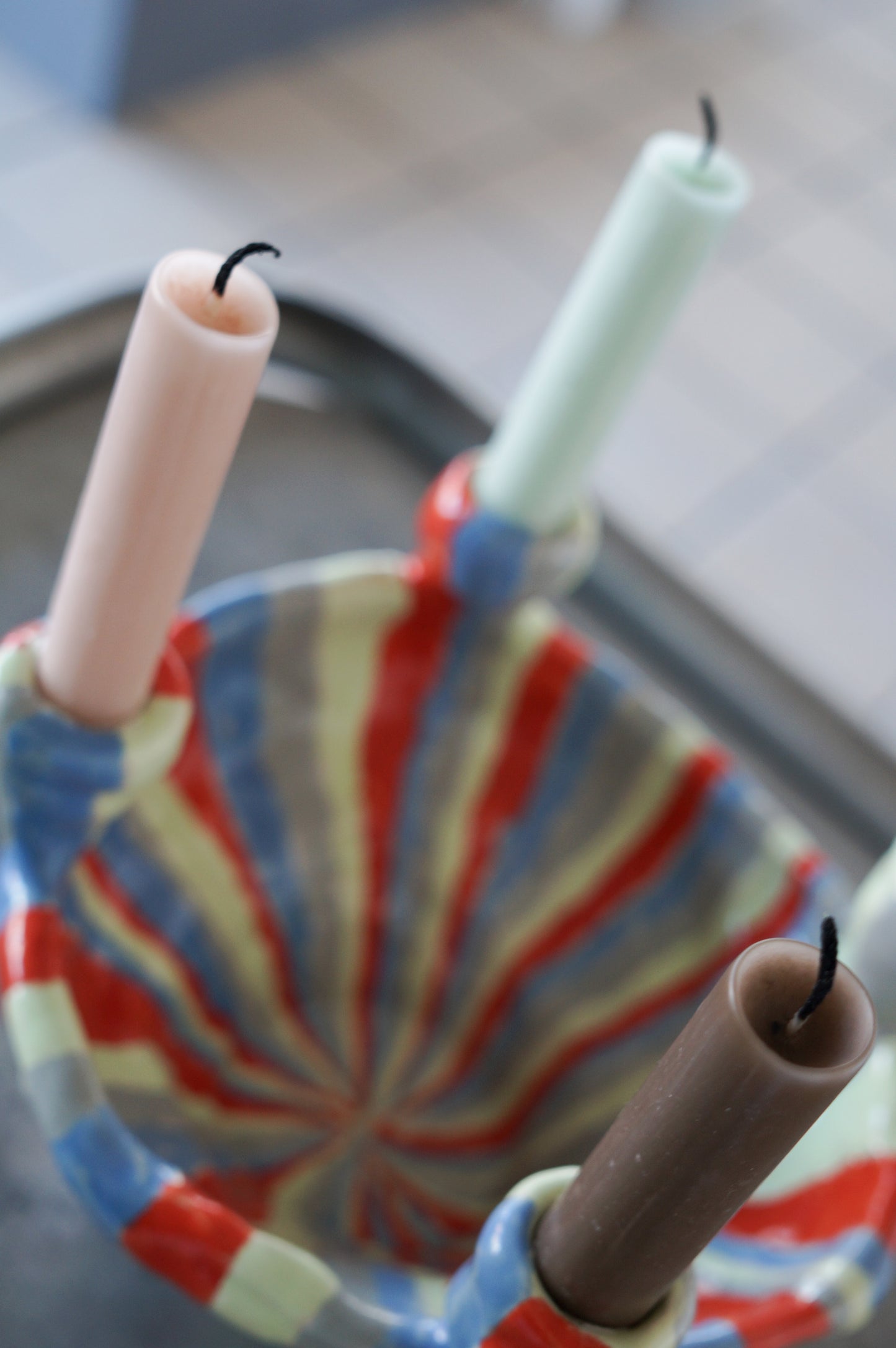 Stribet lysestage til fire lys