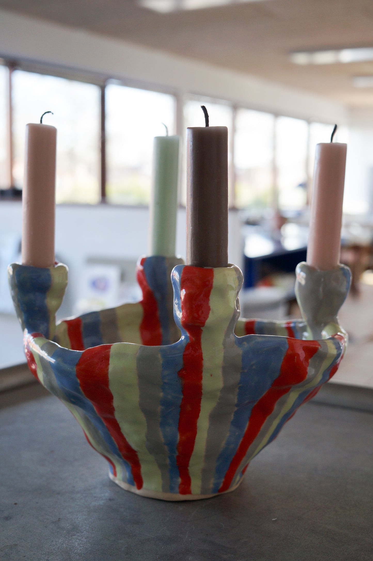 Stribet lysestage til fire lys