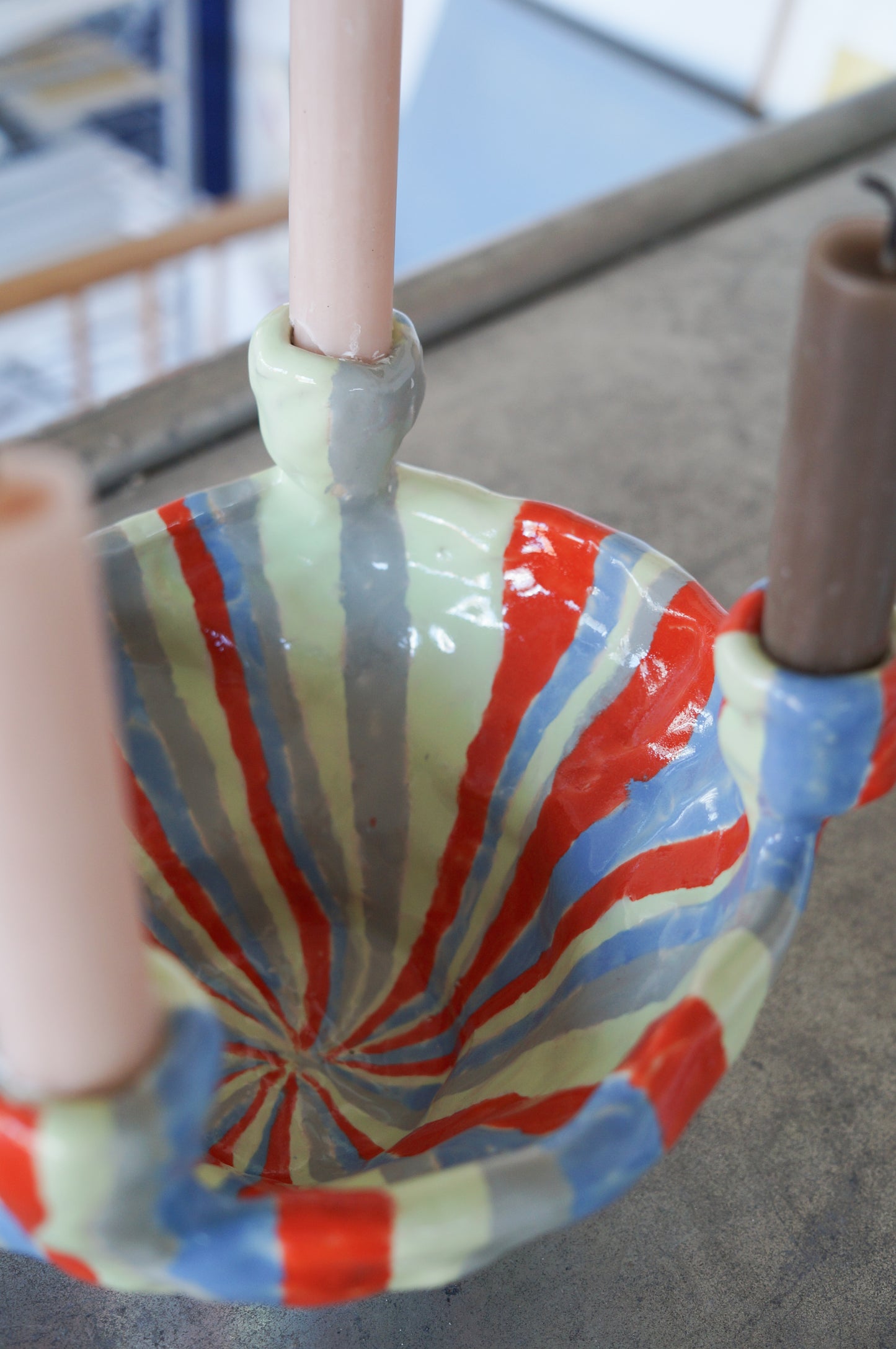 Stribet lysestage til fire lys