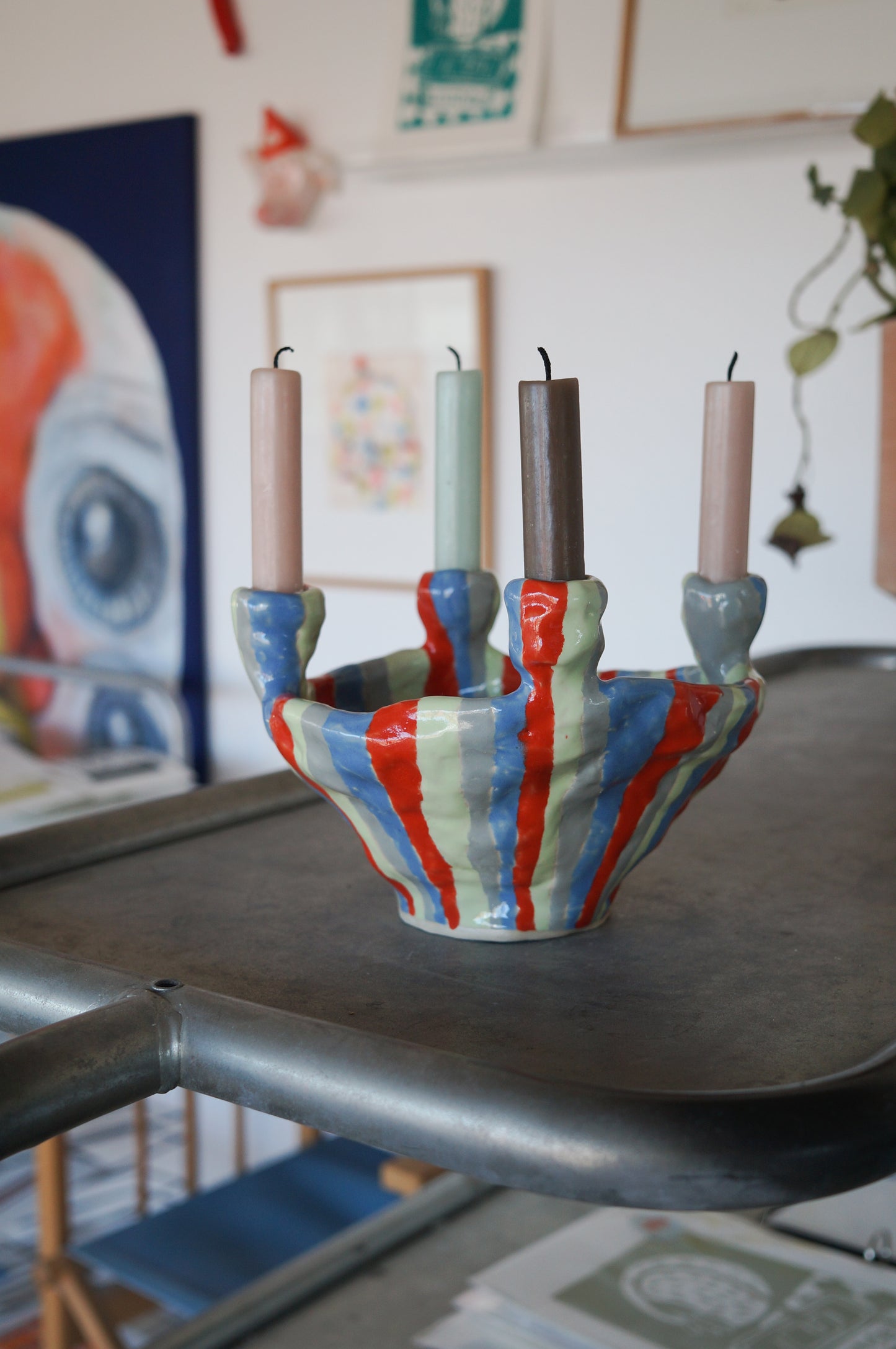 Stribet lysestage til fire lys