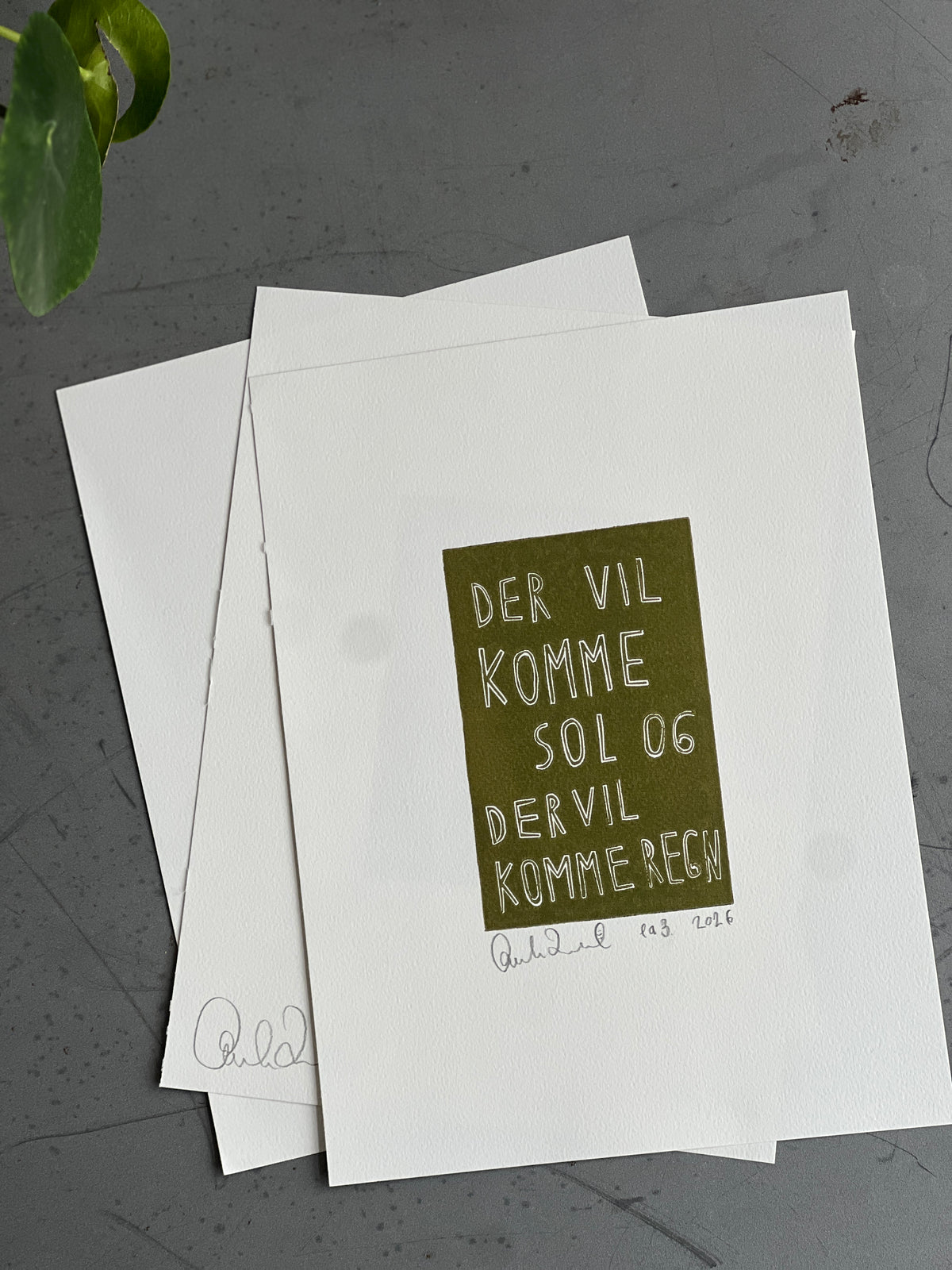 Der vil komme sol og der vil komme regn • prøvetryk i grønlig/khaki nuance