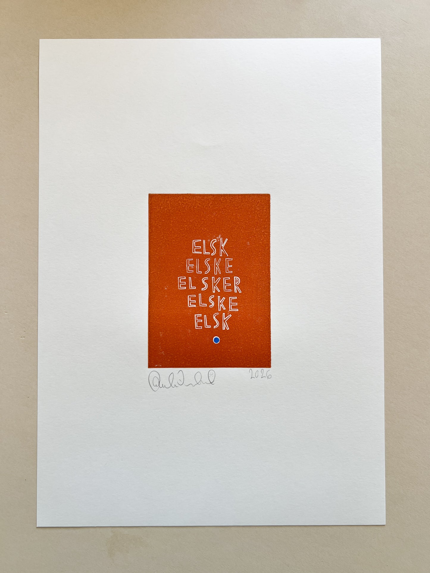 Elsk, elske, elsker, elske, elsk (linoleumstryk) ~ rusten orange