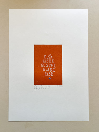 Elsk, elske, elsker, elske, elsk (linoleumstryk) ~ rusten orange