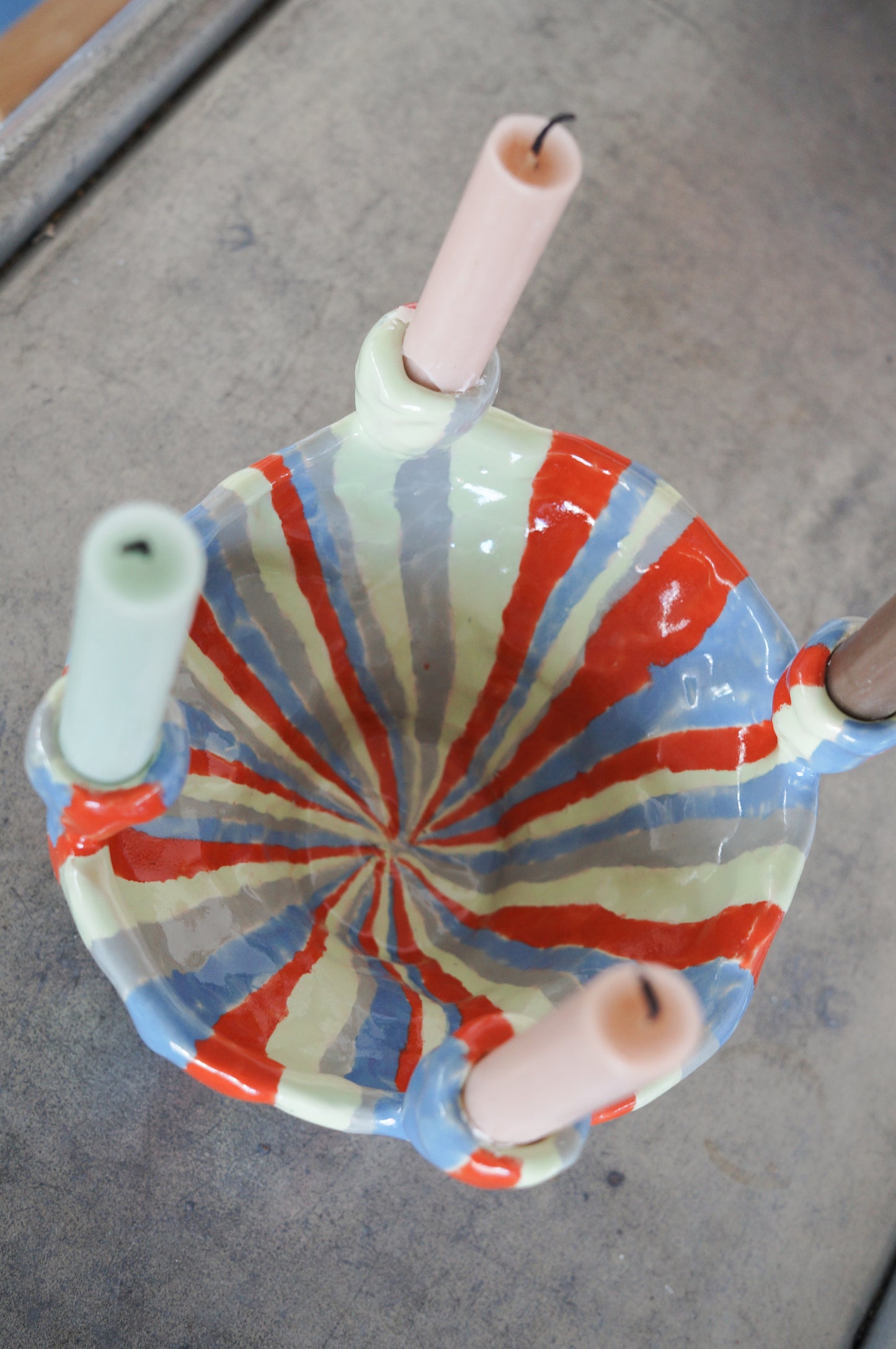 Stribet lysestage til fire lys