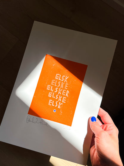 Elsk, elske, elsker, elske, elsk (linoleumstryk) ~  orangeorange