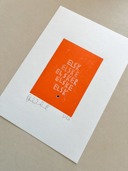 Elsk, elske, elsker, elske, elsk (linoleumstryk) ~  orangeorange