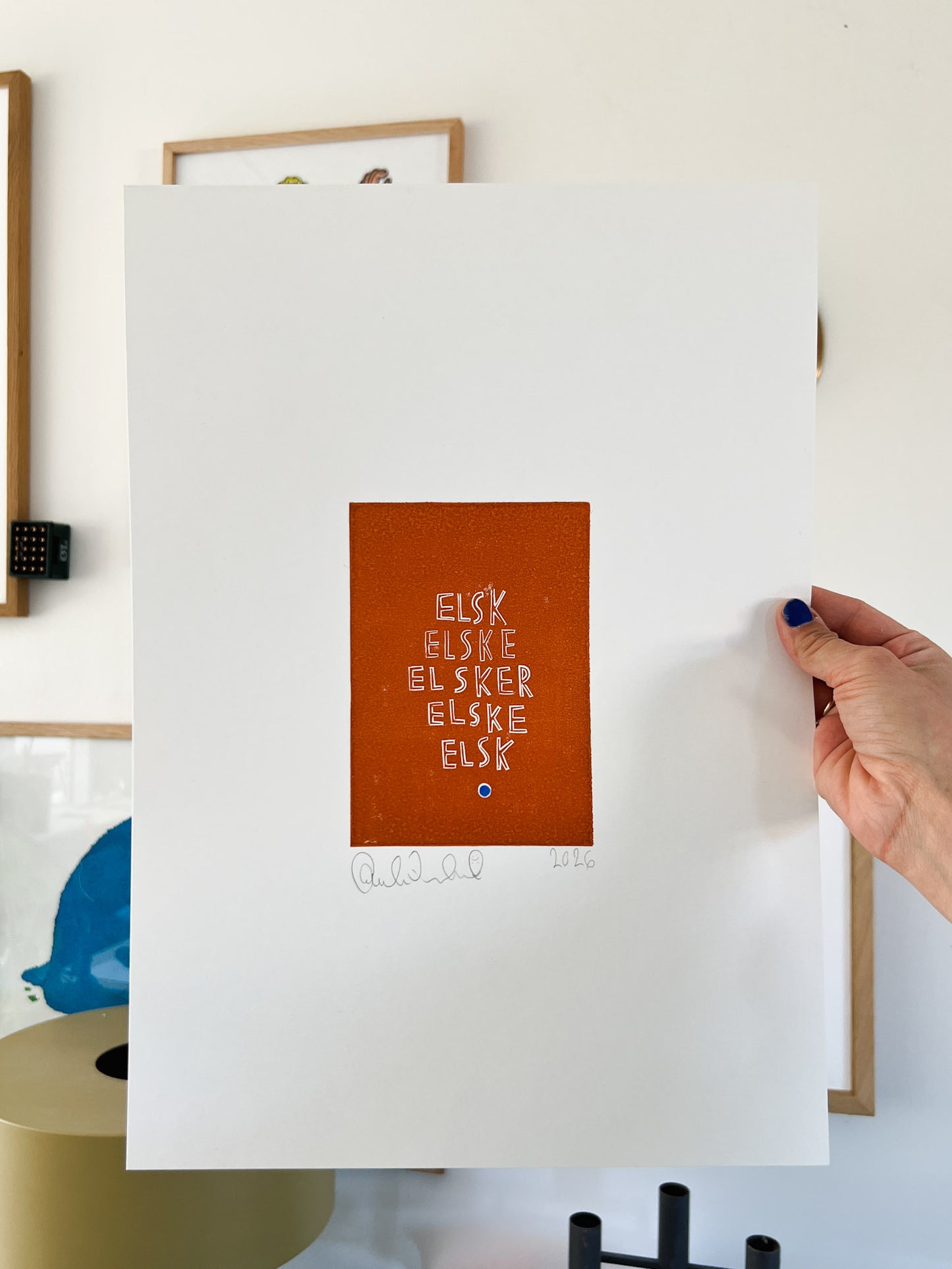 Elsk, elske, elsker, elske, elsk (linoleumstryk) ~ rusten orange