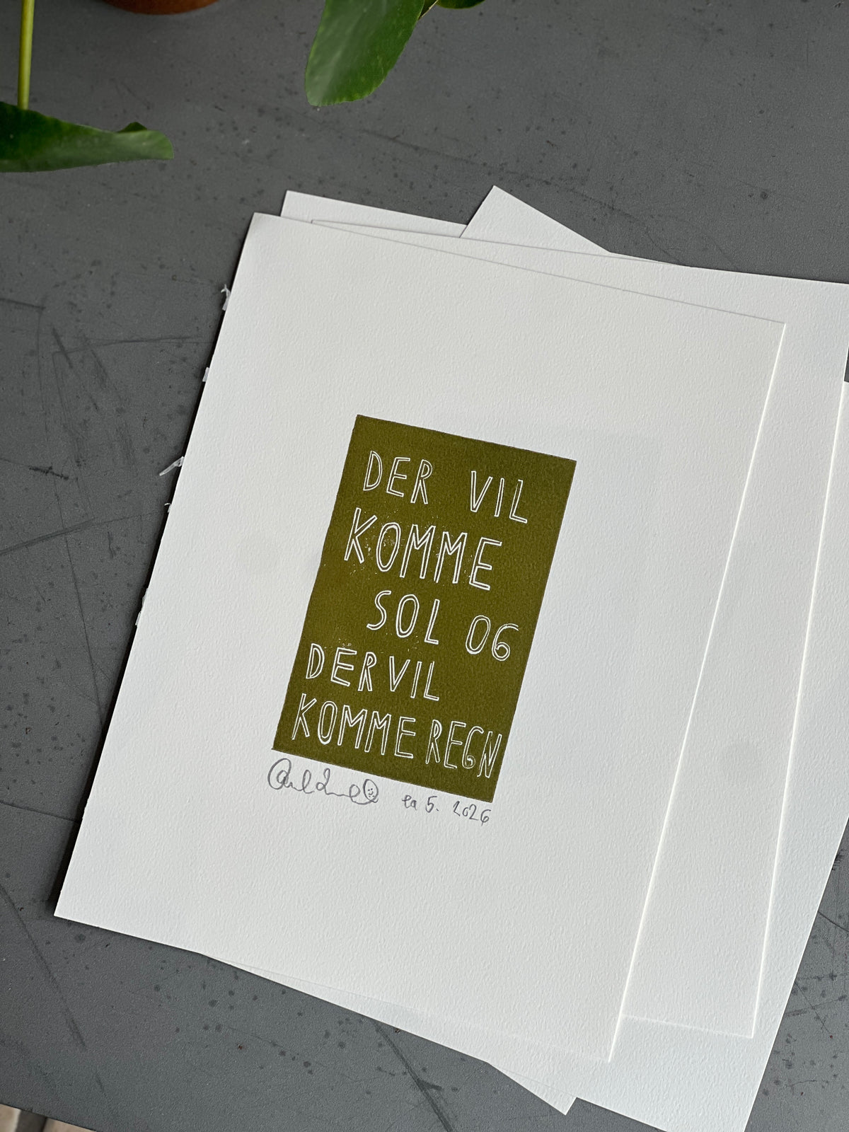 Der vil komme sol og der vil komme regn • prøvetryk i grønlig/khaki nuance