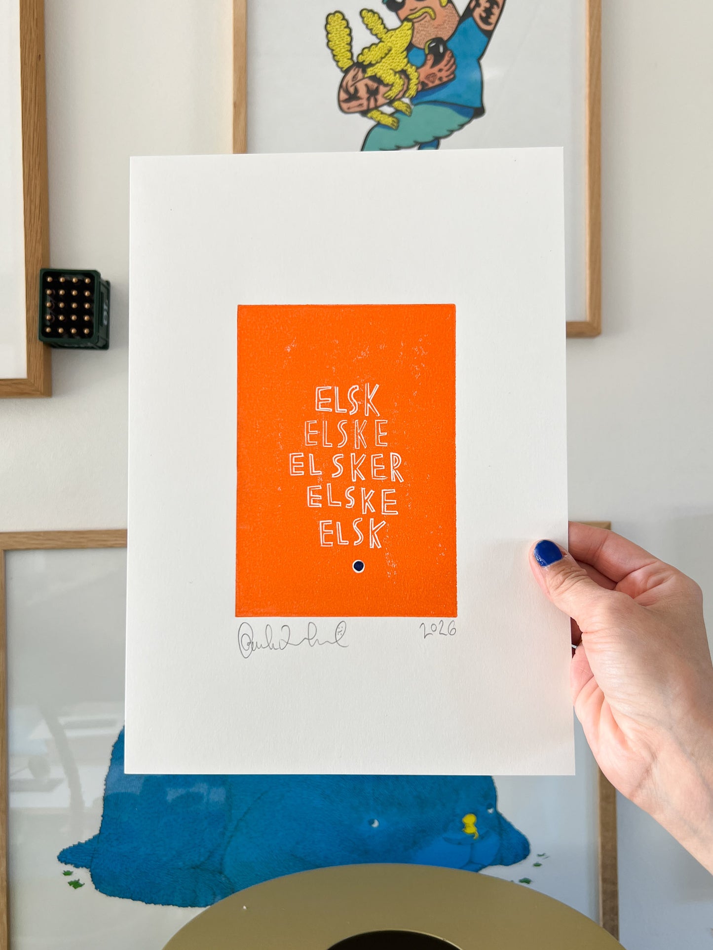 Elsk, elske, elsker, elske, elsk (linoleumstryk) ~  orangeorange