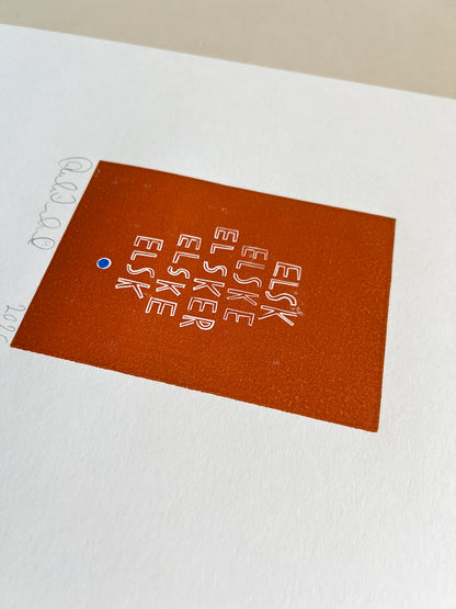 Elsk, elske, elsker, elske, elsk (linoleumstryk) ~ rusten orange
