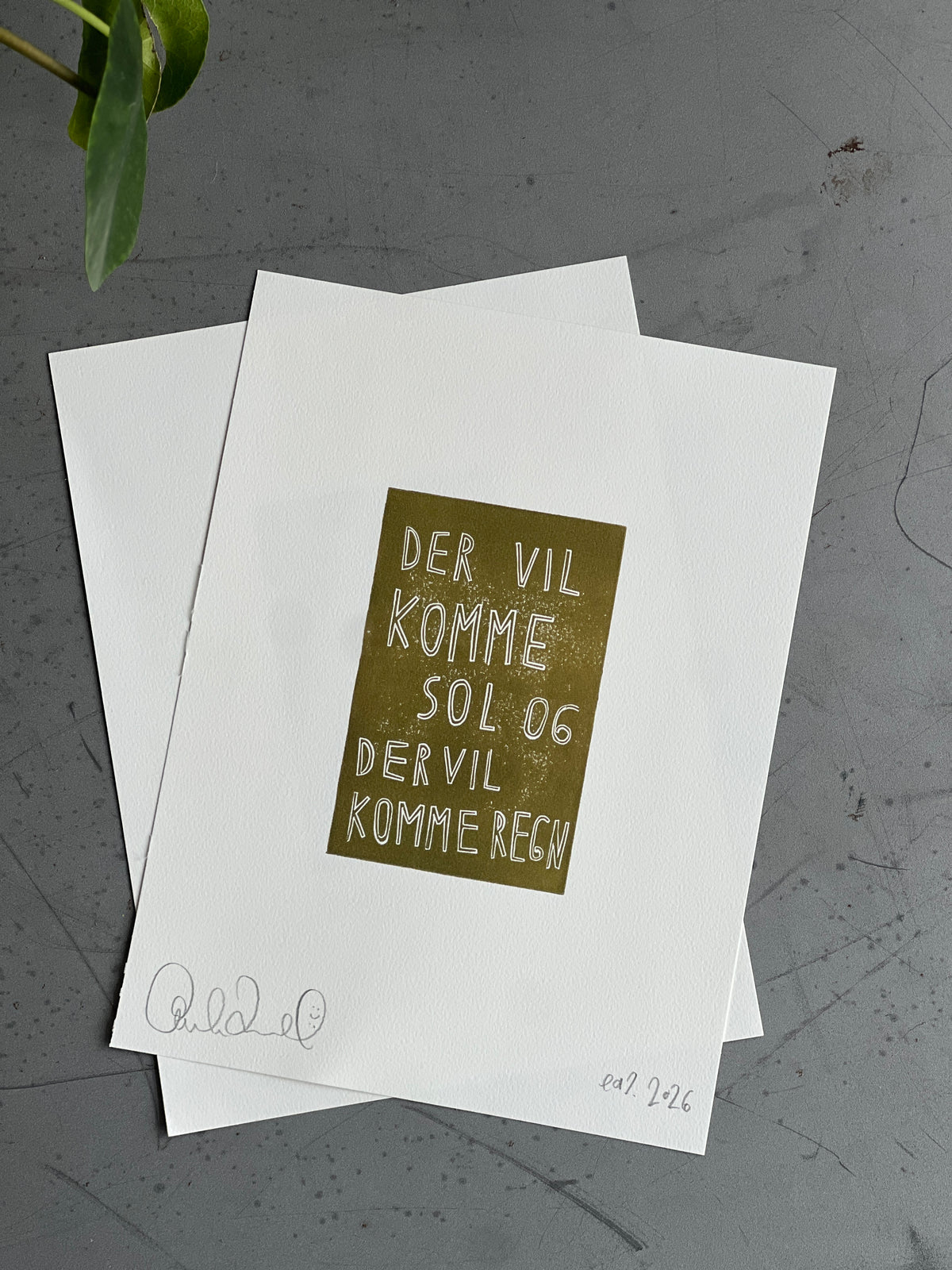 Der vil komme sol og der vil komme regn • prøvetryk i grønlig/khaki nuance